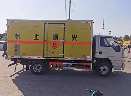 五华爆破器材运输车工人安全操作规范与智能技术保障